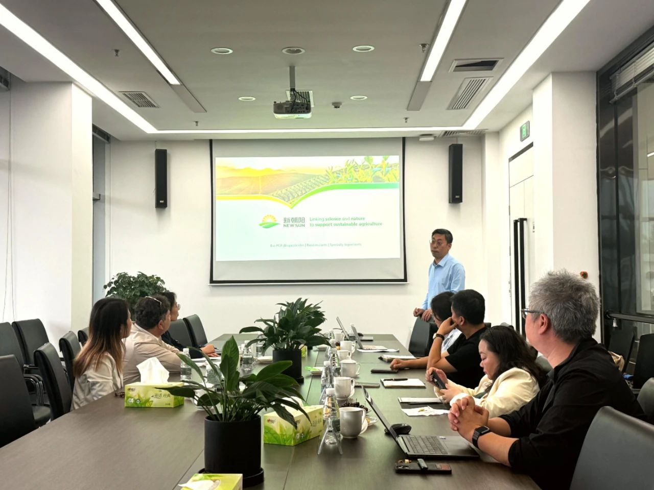 以色列駐成都總領(lǐng)事代表團(tuán)一行蒞臨新朝陽(yáng)參觀交流,共探中以農(nóng)業(yè)科技協(xié)同發(fā)展之路